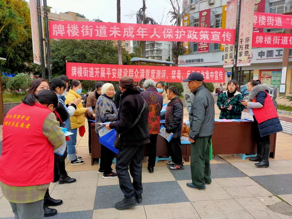 向群眾發放禁毒反詐、居民醫保等相關資料.jpg