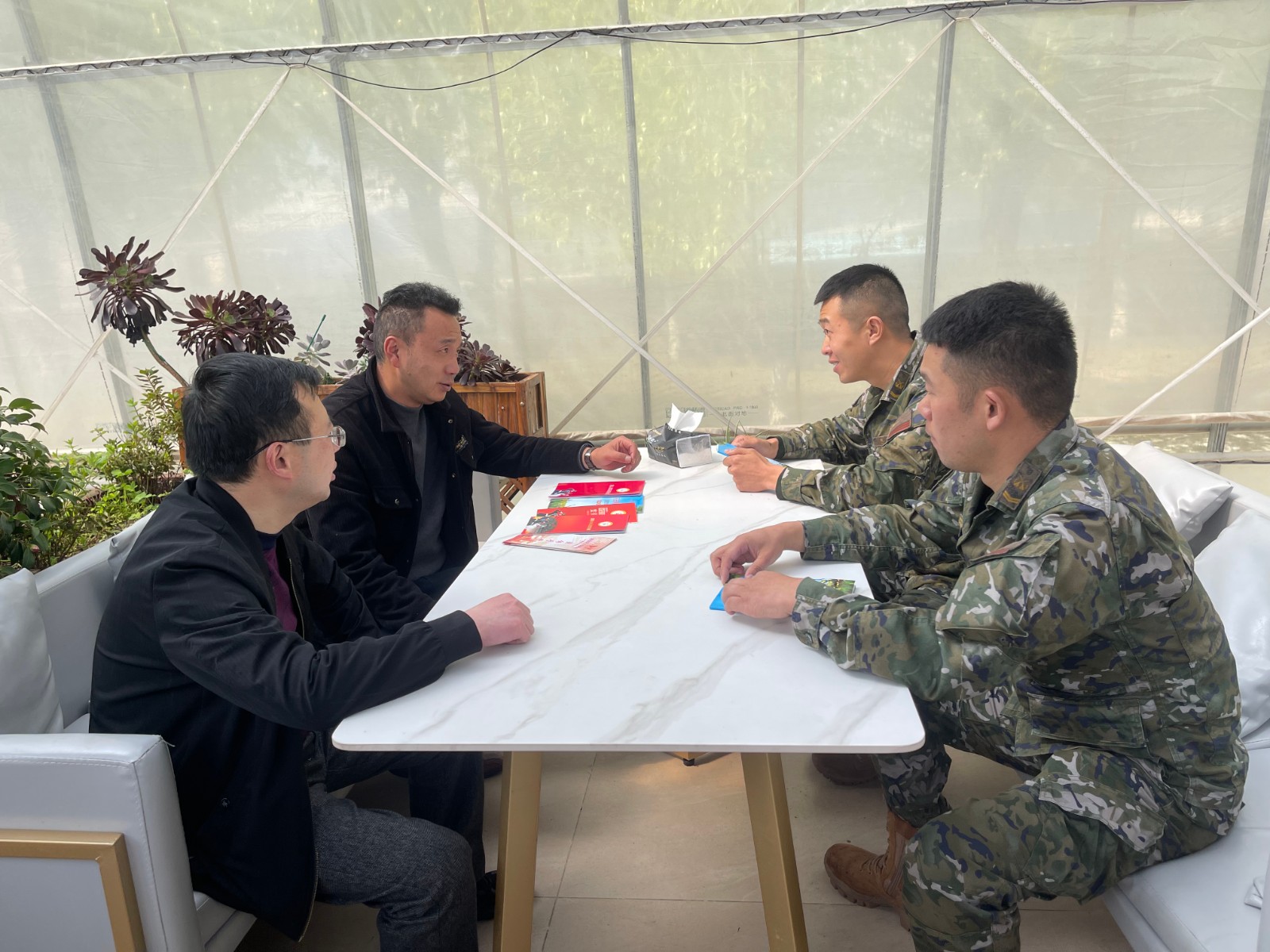 圖為與官兵面對面交流.jpg