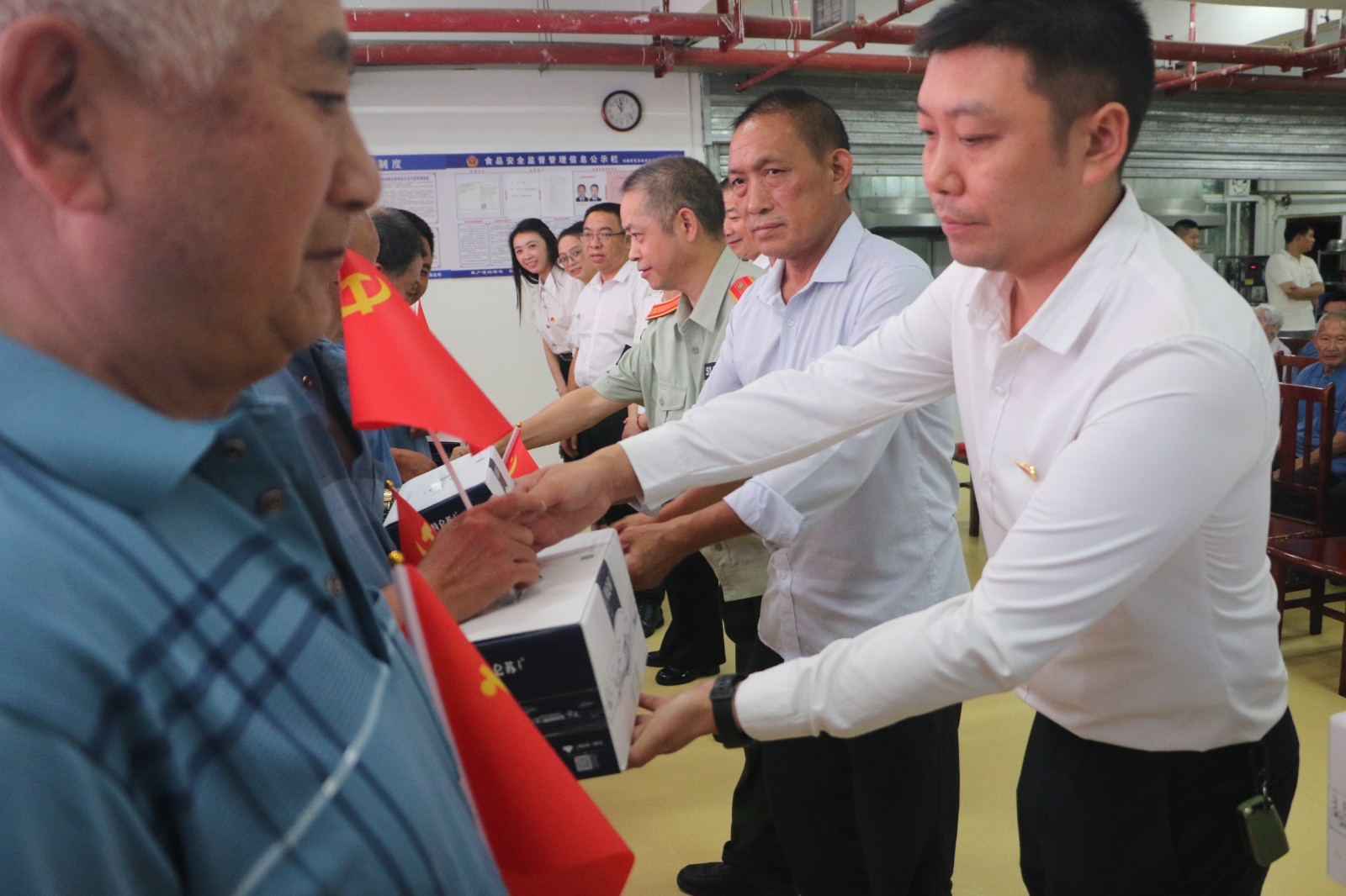 社會(huì)組織向老人贈(zèng)送慰問品.JPG