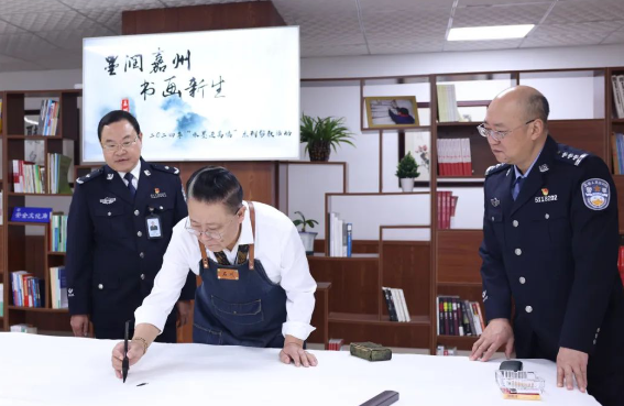 水墨進高墻，書畫繪新生