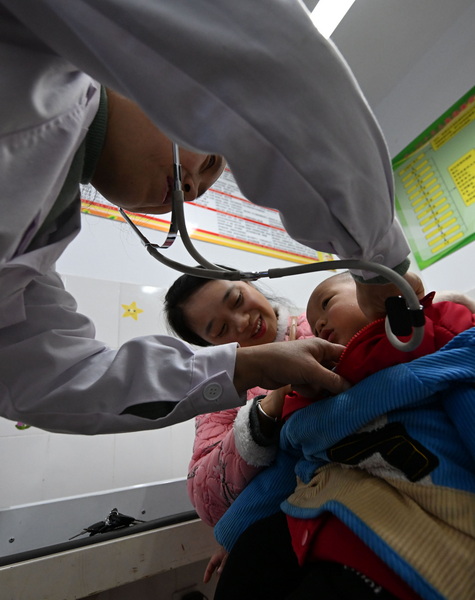 醫護人員正在對兒童進行健康檢查.jpg