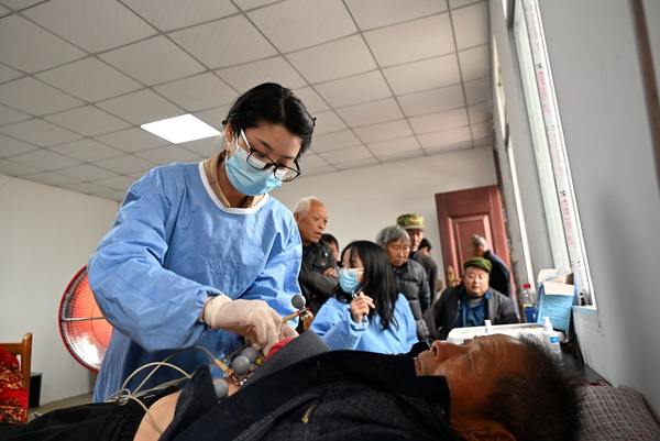 醫(yī)護(hù)人員為老年人做心電圖檢查.JPG