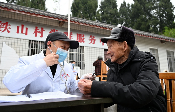 醫(yī)護(hù)人員為老年人測(cè)量血壓.JPG