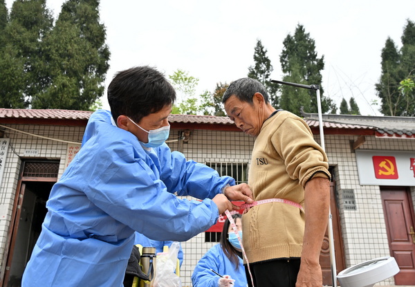 醫(yī)護(hù)人員為老年人測(cè)身高，量腰圍，稱(chēng)體重1.JPG
