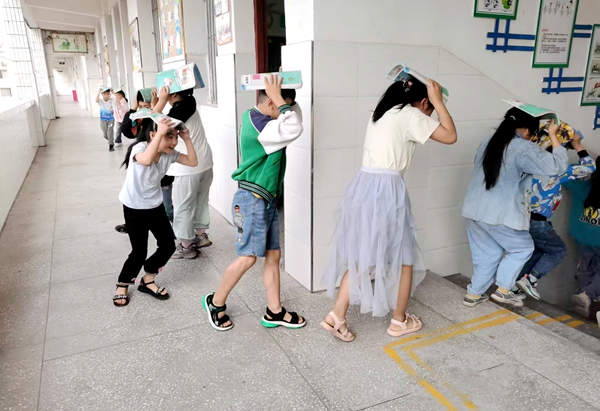 學生從教學樓撤離  信圖片_20250509092040.jpg