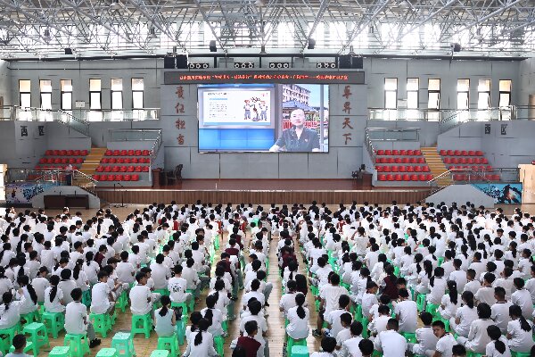 3-開啟云端普法 照亮成長(zhǎng)之路.jpg
