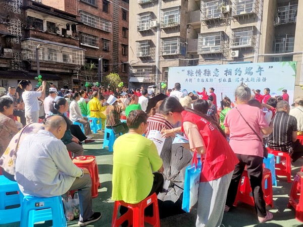 禁毒社工在社區宣傳禁毒知識.jpg