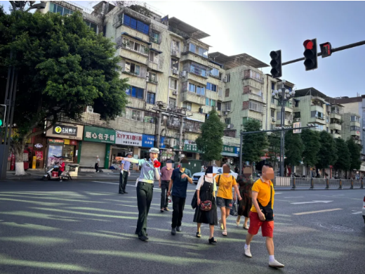 文明交通｜警示！行人隨意橫穿馬路致事故！